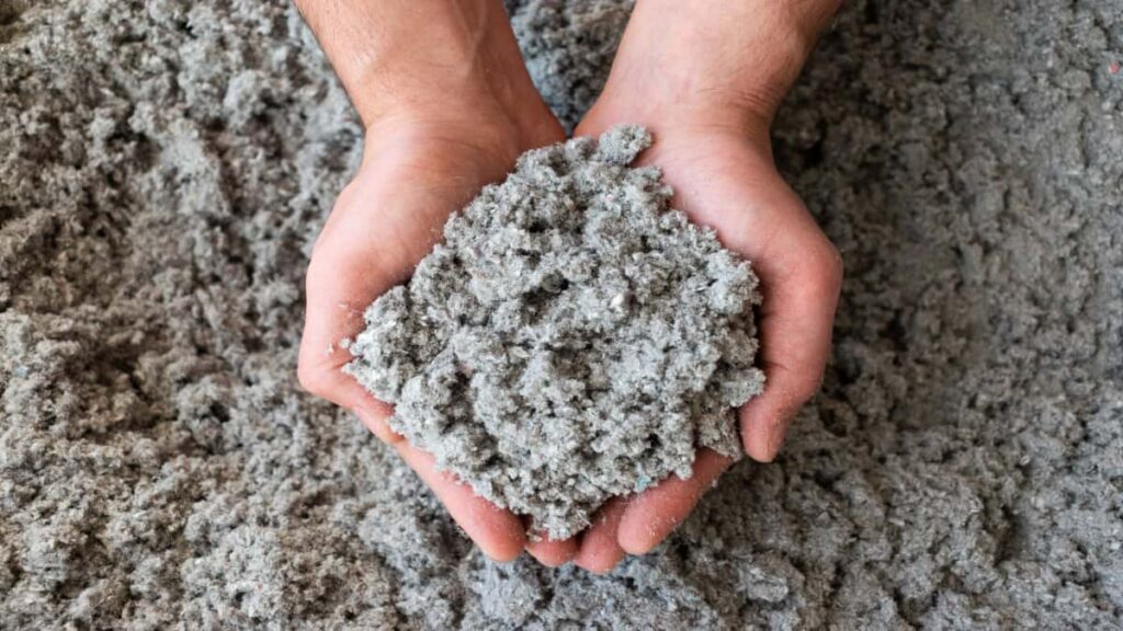 Het ecologische isolatiemateriaal cellulose.